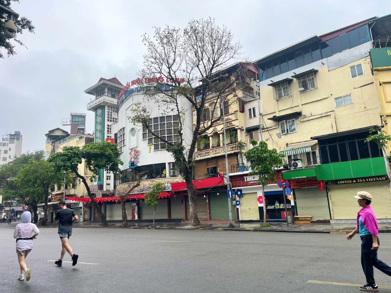 Các công trình được phủ bạt, rào chắn kỹ càng trong quá trình tháo dỡ để giảm phát sinh bụi bẩn ra môi trường xung quanh. Ảnh: Phương Anh