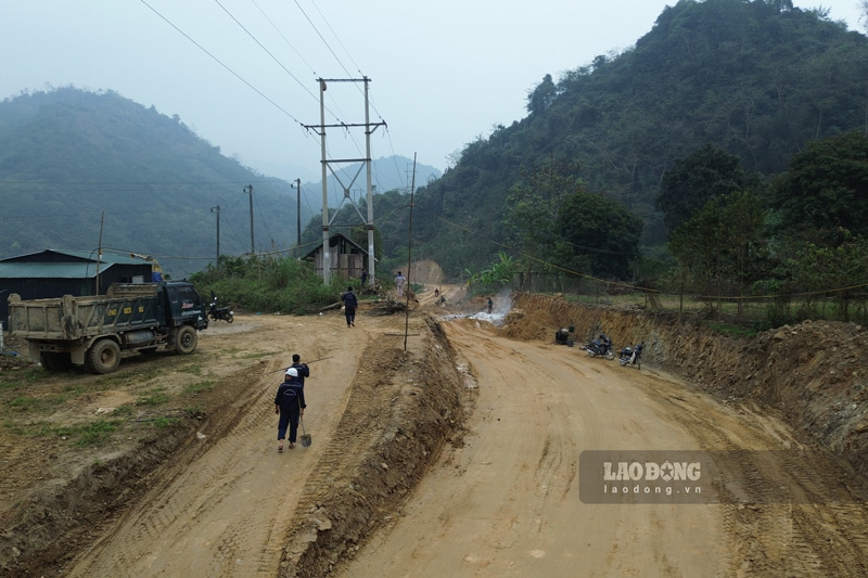 The traffic road project in Bao Nhai commune is being accelerated to be put into use soon. Photo: Dinh Dai