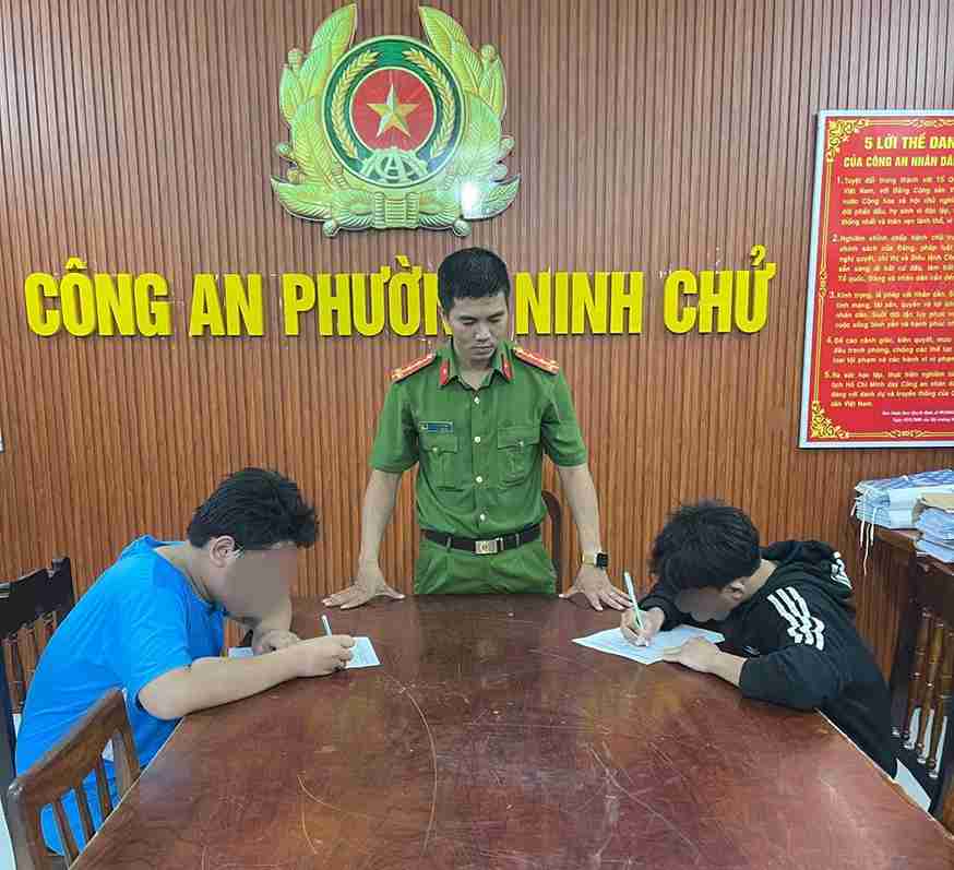 Công an nhắc nhở học sinh vi phạm giao thông bằng hình thức chép phạt