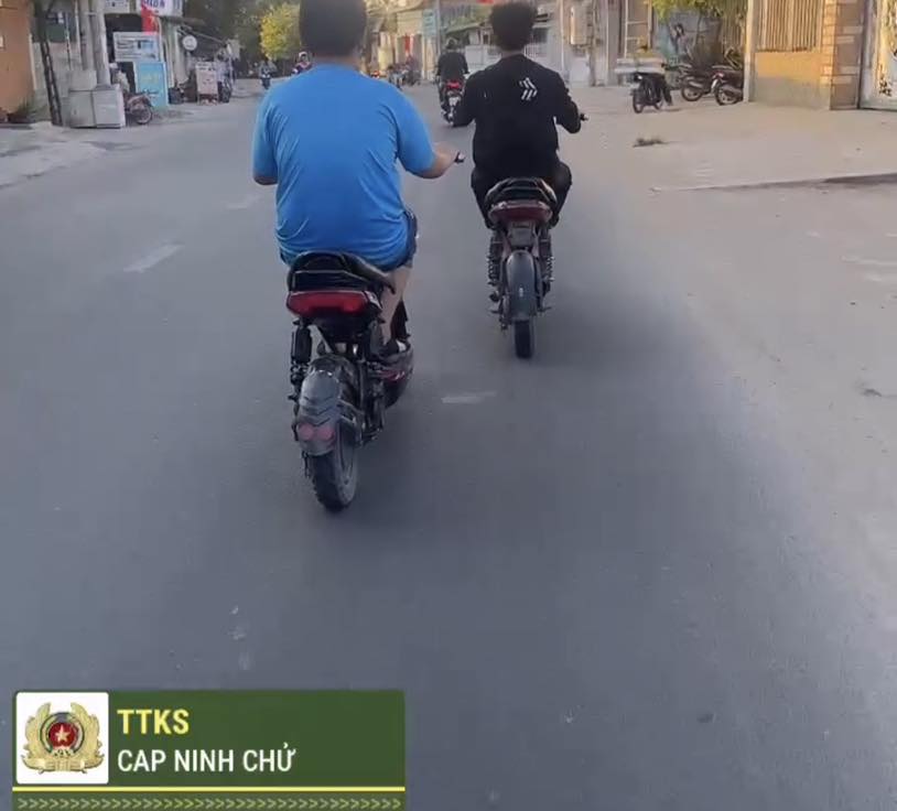 Police remind students of traffic violations by copying penalties. Photo: Ninh Chu Police