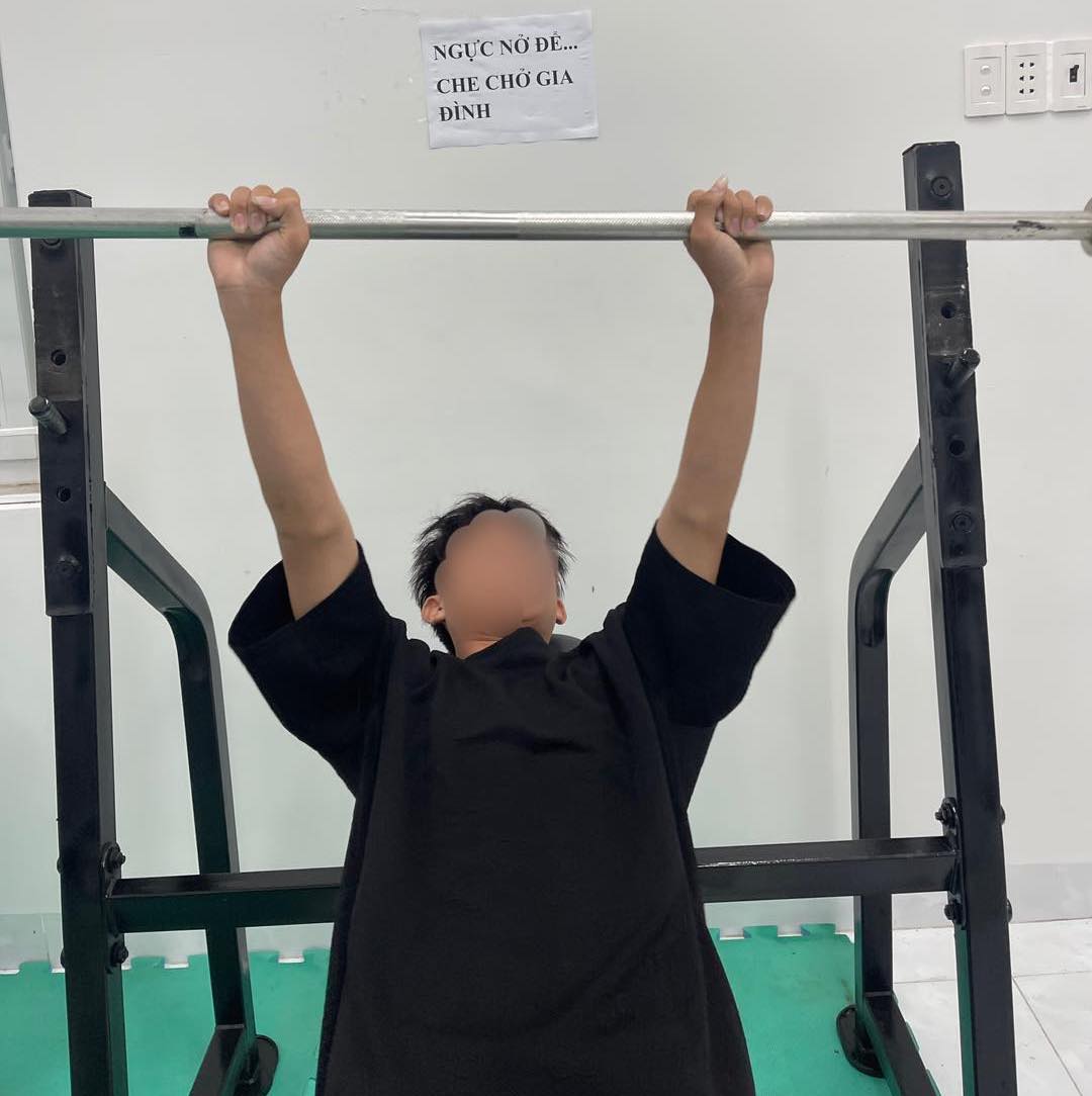 Cán bộ công an yêu cầu chép phạt 10 lần câu: “Vi phạm một chút, bố mẹ lo âu”.