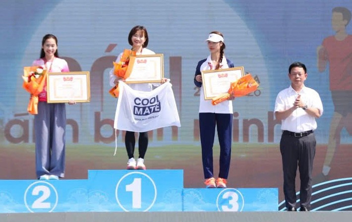 Nguyen Thi Oanh won the professional women's 5km event in this year's tournament. Photo: TPM