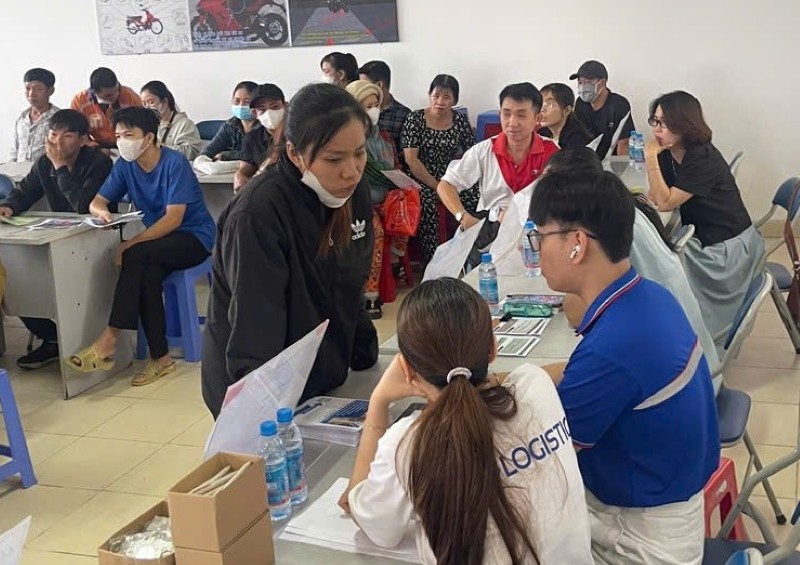 In the first quarter of 2026, in Ho Chi Minh City, the number of people looking for jobs with university degrees accounted for 13.08%, 2.96 times the recruitment demand. Photo: Duc Long