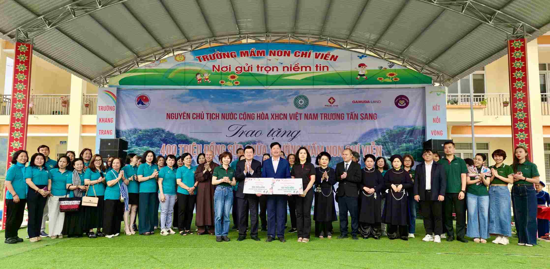 Nguyên Chủ tịch nước Trương Tấn Sang tới thăm và trao kinh phí sửa chữa Trường Mầm non Chí Viễn. Ảnh: Nguyệt Hà 