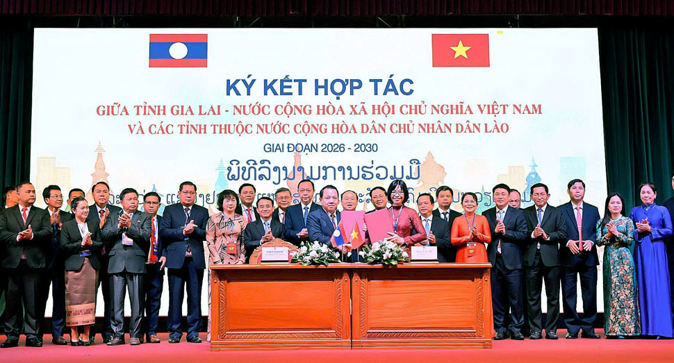 Gia Lai Provincial People's Committee signs cooperation agreement for the period 2026-2030 with 4 southern provinces of Laos. Photo: Duc Thuy
