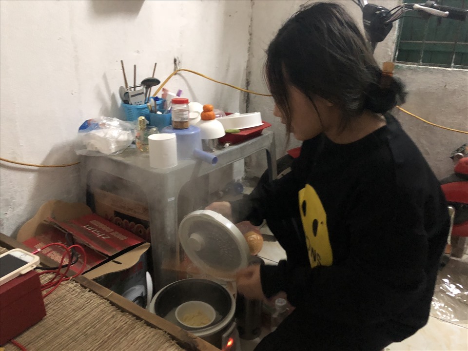 Although the salary is not high and is increasing slowly, proactively changing consumption habits is helping young workers accumulate and build a financial foundation for the future. Photo: Minh Huong.