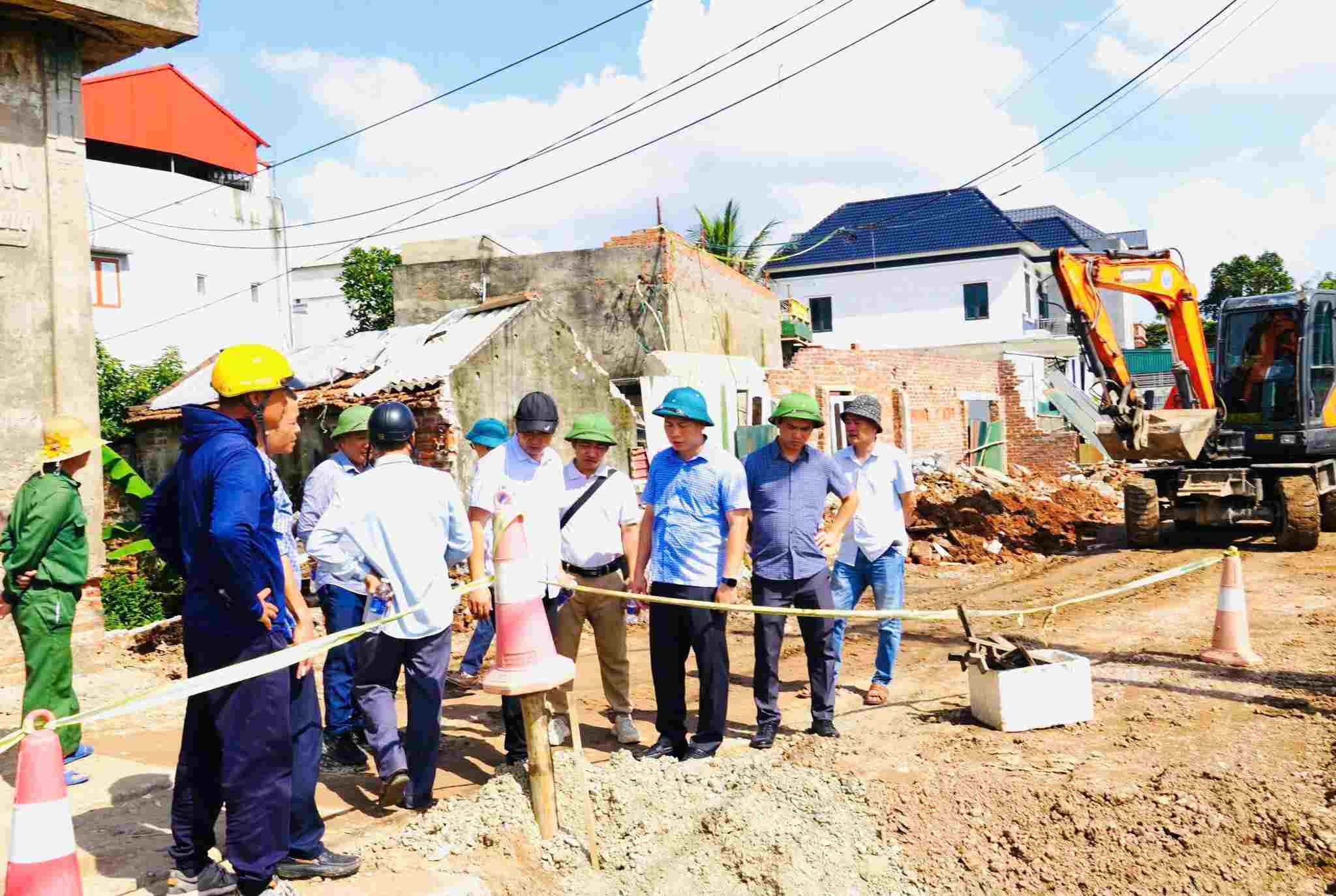Leaders of Tu Minh ward inspect key projects. Photo: Nguyên Thương