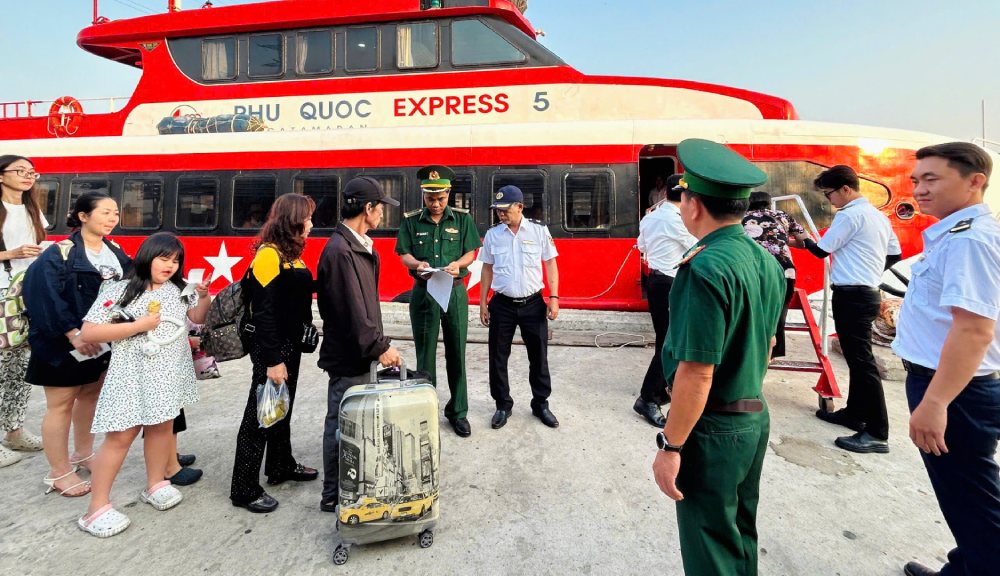 Border Guard officers and Maritime Port Authority staff performing duties at Ha Tien port (An Giang). Photo: Tien Vinh