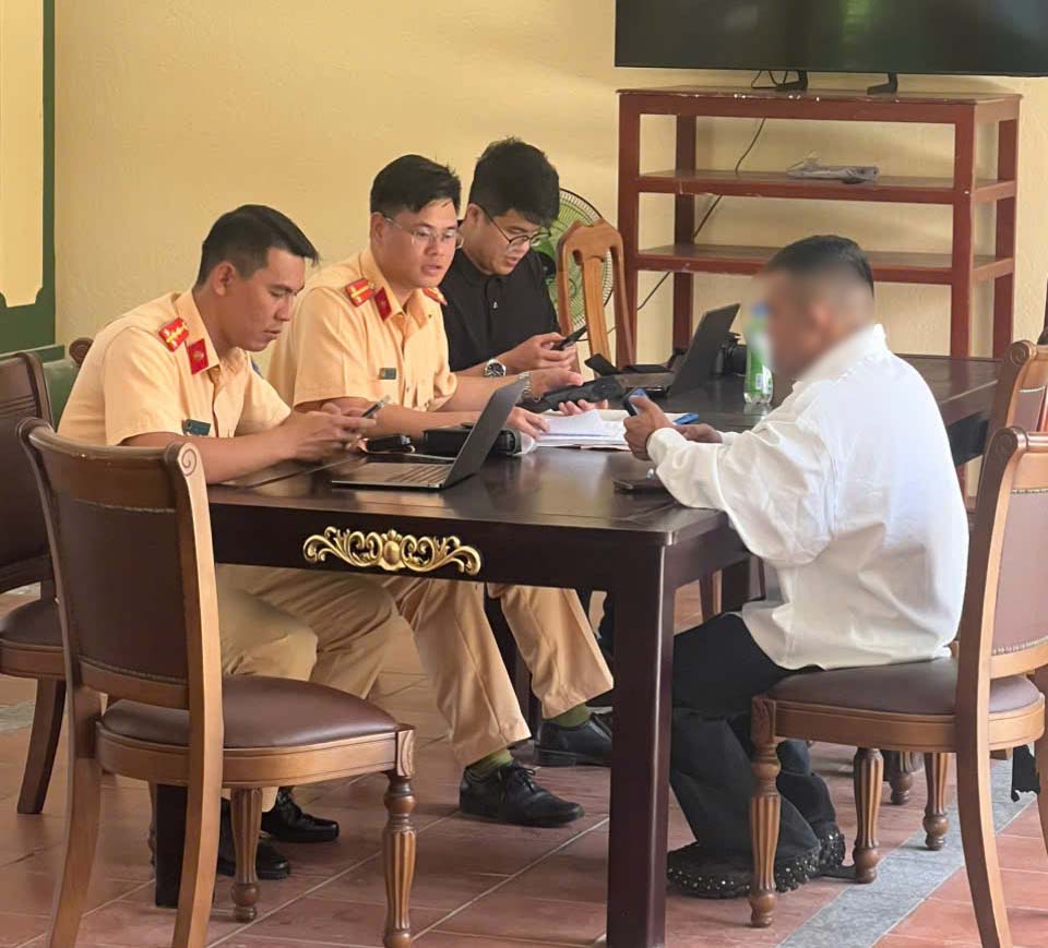 La policía de tráfico trabajó con TikToker después de que esta persona condujera una motocicleta acuática en la playa de Nha Trang. Foto: Huu Long