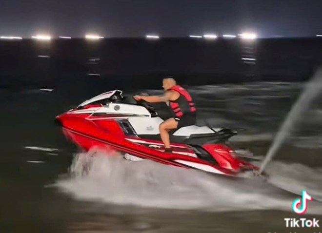 Hình ảnh TikToker phóng mô tô nước trên bãi tắm biển Nha Trang. Ảnh: Hoàng Đức