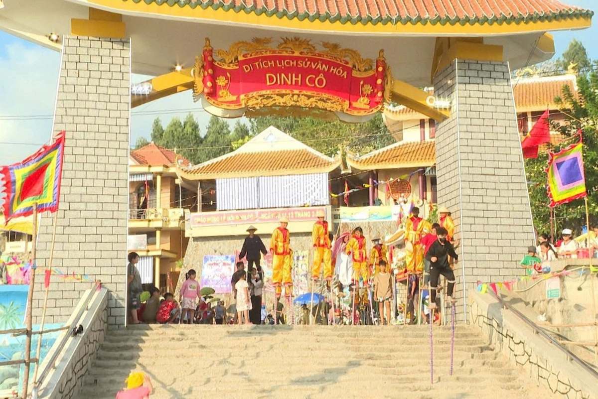 Biểu diễn cà kheo - hoạt động đậm đà bản sắc dân gian được tổ chức trong Lễ hội Dinh Cô. Ảnh: Nguyễn Tuyền