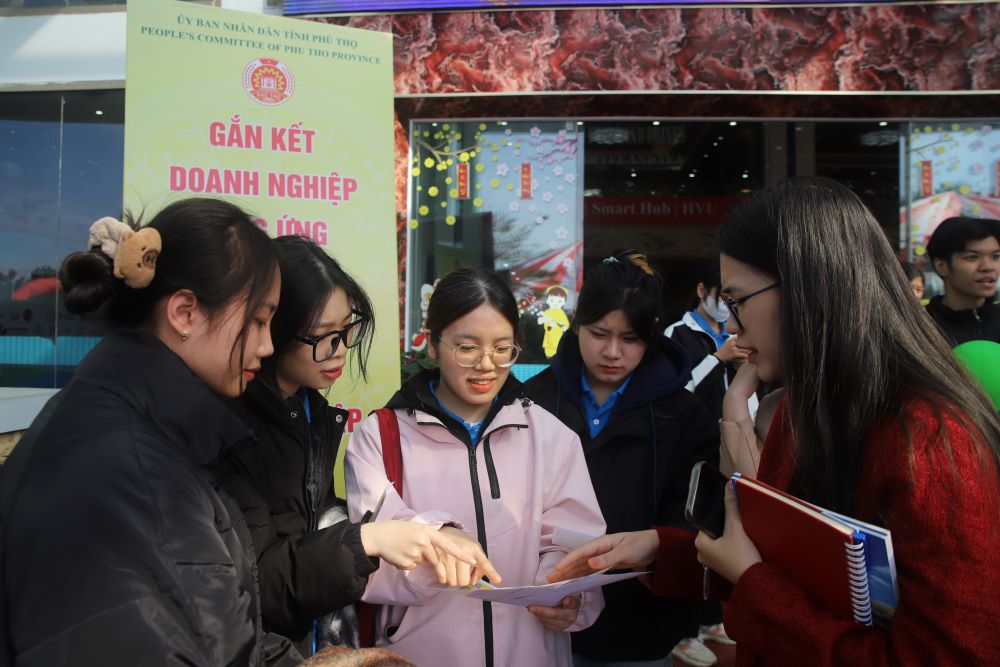 Người lao động tìm hiểu thông tin tuyển dụng tại phiên giao dịch việc làm trên địa bàn tỉnh Phú Thọ. Ảnh: Thu Hương