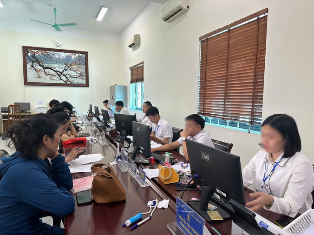 地方自治体は、5月31日までにコミューンレベルの非常勤職員の使用を終了します。写真では、チュオンミー行政サービスポイントの専門公務員が人々の行政手続きを処理しています。写真:chuongmy. hanoi. gov. vn