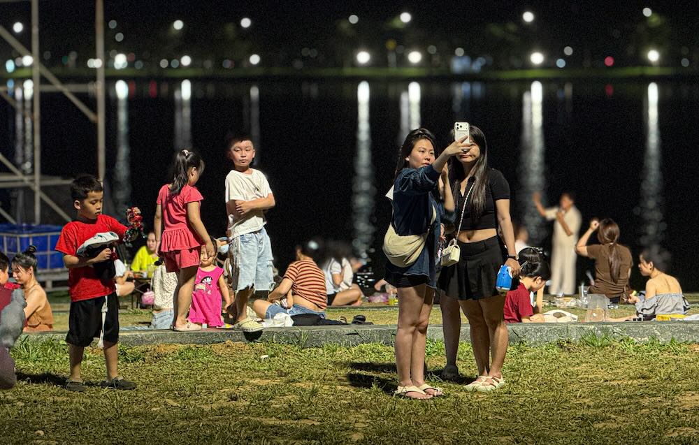 Nhiều bạn trẻ check-in, ghi lại khoảnh khắc bên sông Hương về đêm.  