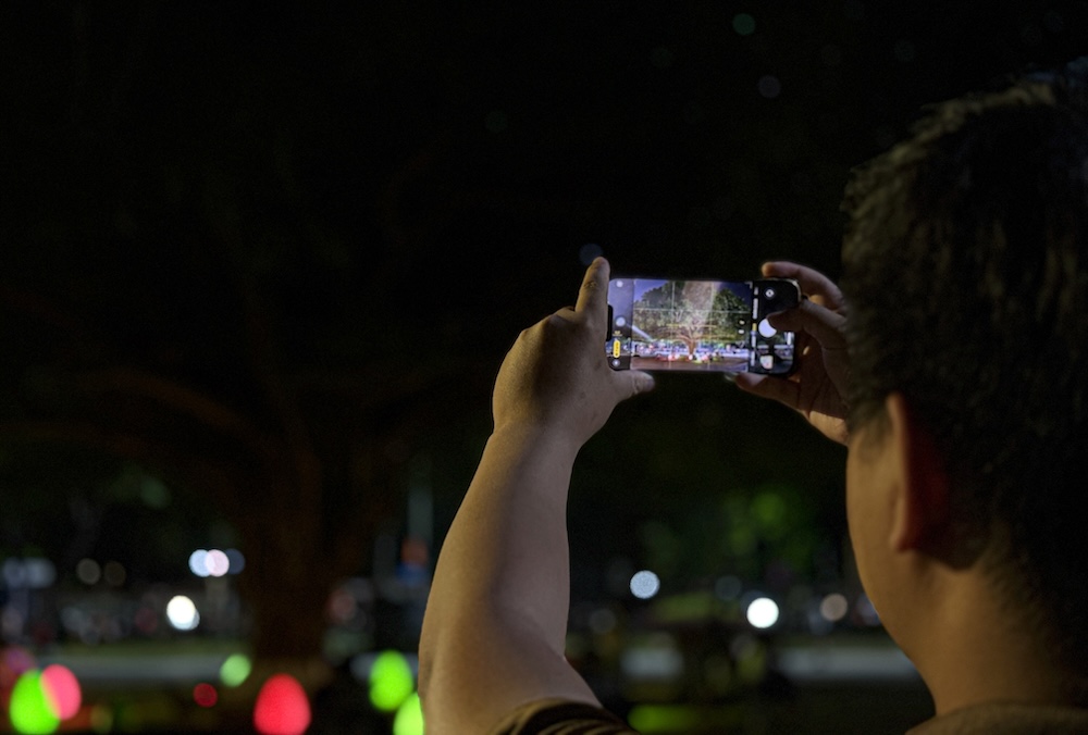 Anh Trương Tiến Đạt (một du khách) cho biết, đêm xuống ra bờ sông Hương hóng mát, đi bộ một vòng, dù người đông nhưng vẫn yên bình đến lạ. “Tuy nhiên, khoảnh khắc từ chiều muộn là đẹp nhất, khiến con người ta chữa lành tâm hồn” - anh Đạt bày tỏ. 