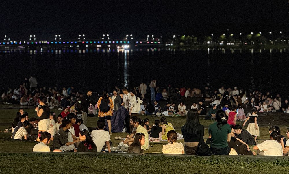 Tại khu vực sân khấu ngoài trời vừa được xây mới, người dân và du khách ngồi thưởng thức âm nhạc, trò chuyện trong không gian mở, thoáng đãng.