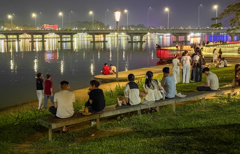 Sự hấp dẫn này cho thấy định hướng rõ ràng của Huế trong việc phát triển đô thị gắn với không gian xanh và trải nghiệm cộng đồng. Sông Hương không chỉ còn là biểu tượng văn hóa, mà đang trở thành điểm đến “chữa lành”, nơi mỗi người tìm lại sự cân bằng giữa nhịp sống hiện đại.