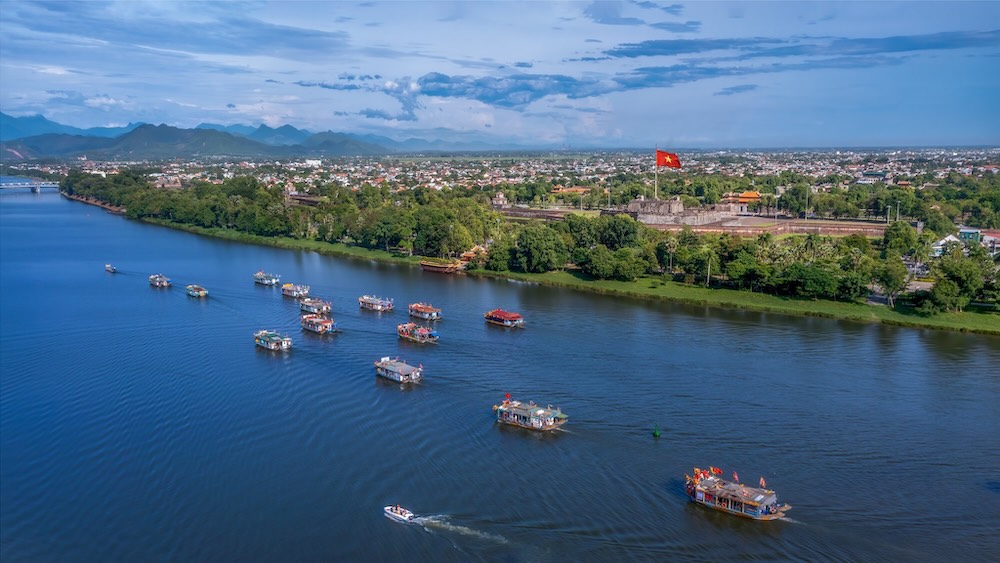 Nhắc tới Huế, nhiều người nghĩ đến vẻ trầm mặc của cung đình, lăng tẩm và nhịp sống chậm, man mác buồn. Tuy nhiên, dọc hai bờ sông Hương ngày nay, một diện mạo khác đang hiện lên rõ nét. Hiện đại, cởi mở và giàu sức sống. 