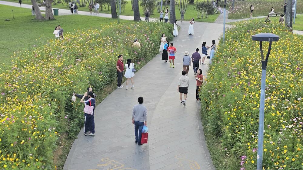 Chiều xuống, từ công viên ven sông, các tuyến đi bộ đến bãi cỏ mở rộng, hàng nghìn người đổ về sông Hương. Không còn là không gian tĩnh lặng đơn thuần, nơi đây trở thành “phòng khách lớn” của thành phố, nơi diễn ra các hoạt động đi bộ, thể thao, vui chơi gia đình và giao lưu cộng đồng.