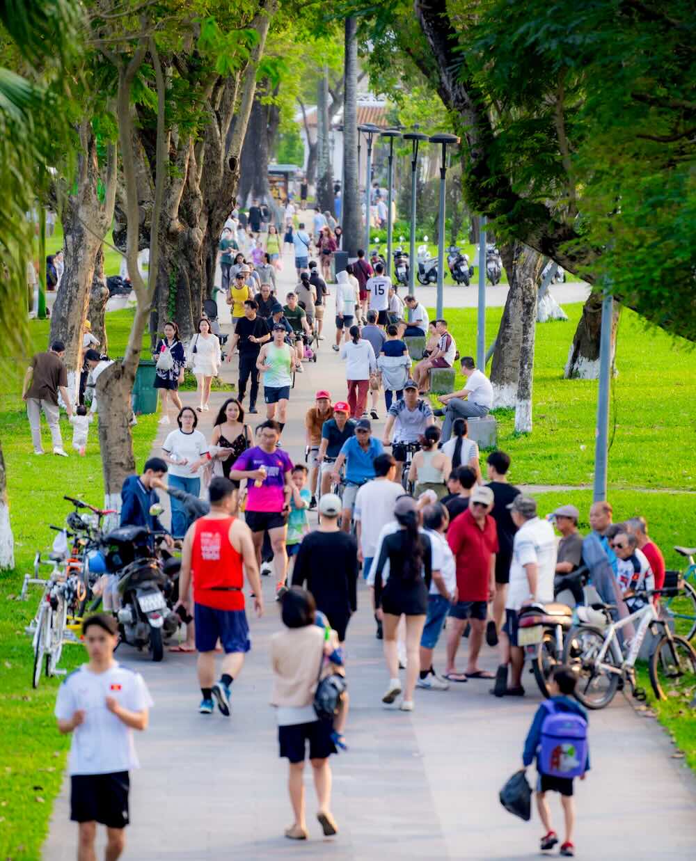 Các đường đi bộ bên sông Hương đang được đầu tư xây mới, hoàn thiện một hệ thống đồng bộ, nơi mà dòng người tìm đến mỗi buổi chiều. 