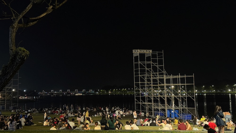 Buổi tối, khu vực ven sông thu hút đông đảo người dân tụ tập, vui chơi, tạo nên không khí sôi động. 