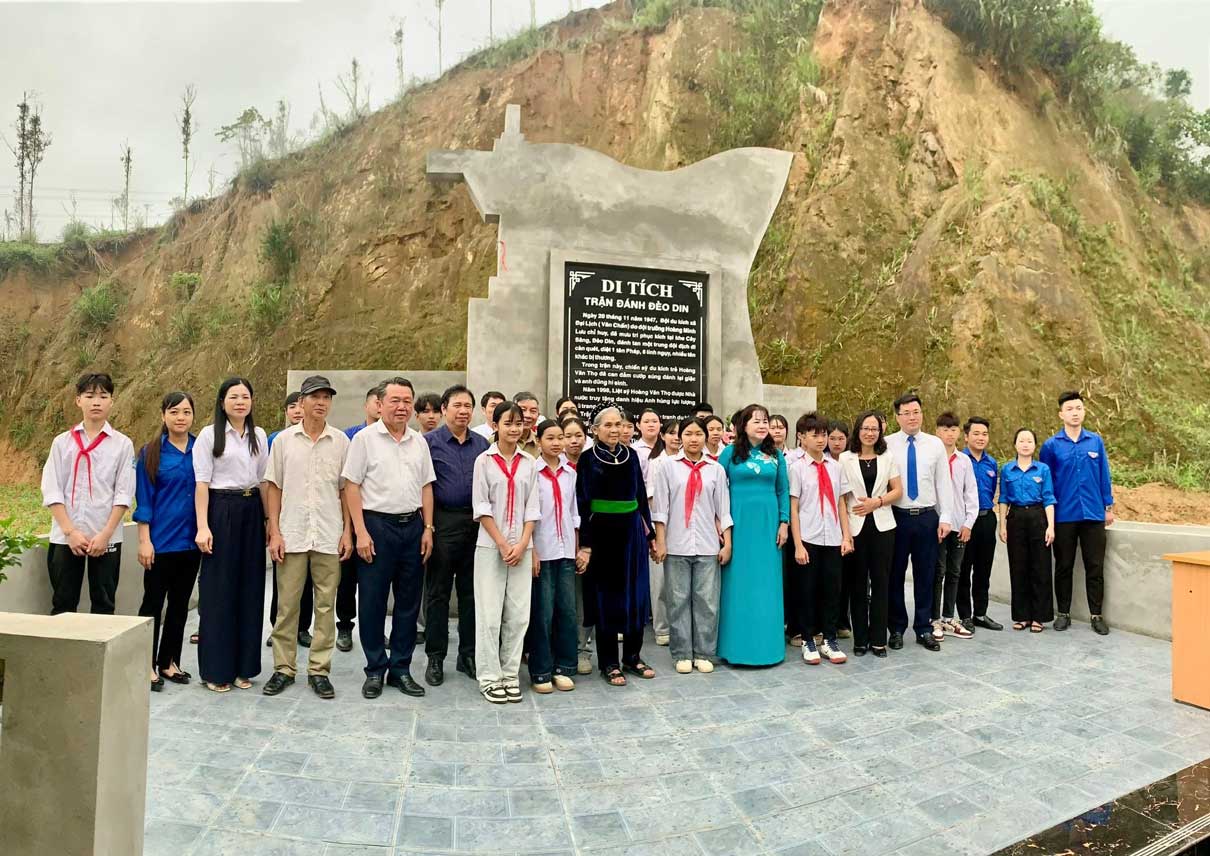 Đại biểu, người dân và học sinh chụp ảnh lưu niệm tại bia di tích sau lễ khánh thành.