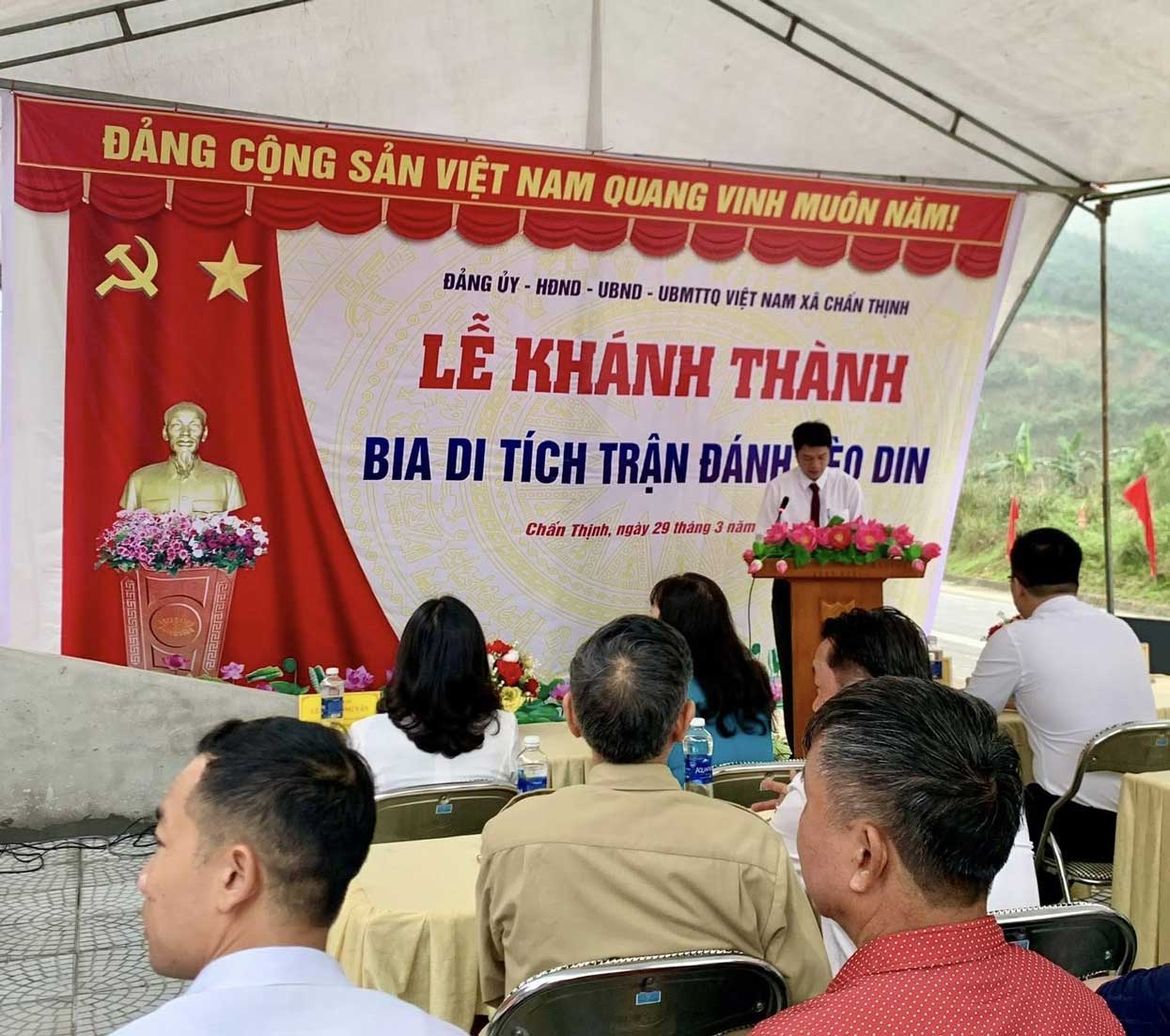 Quang cảnh buổi lễ khánh thành bia di tích trận đánh Đèo Din. Ảnh: Bản tin xã Chấn Thịnh
