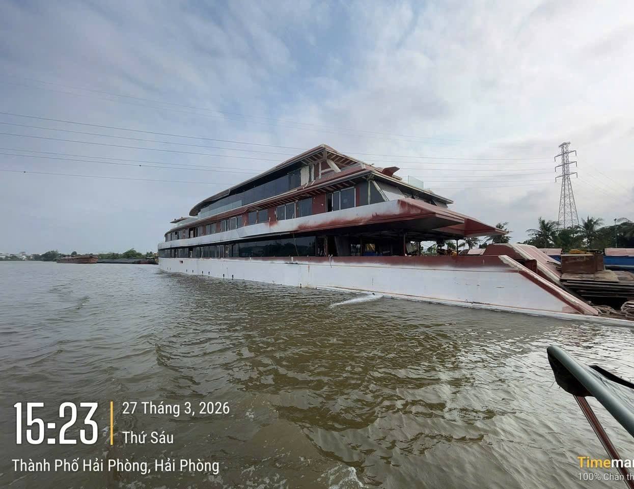 The passenger train did not collide with the underpass of Lam Khe bridge as information shared on social networks. Photo: Hai Phong Police