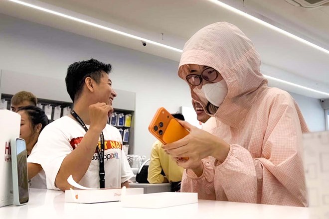 Inflation and component costs increase, causing iPhone, PlayStation, Netflix to simultaneously increase in price in 2026, pushing the financial burden on global users. Photo: Huu Vu
