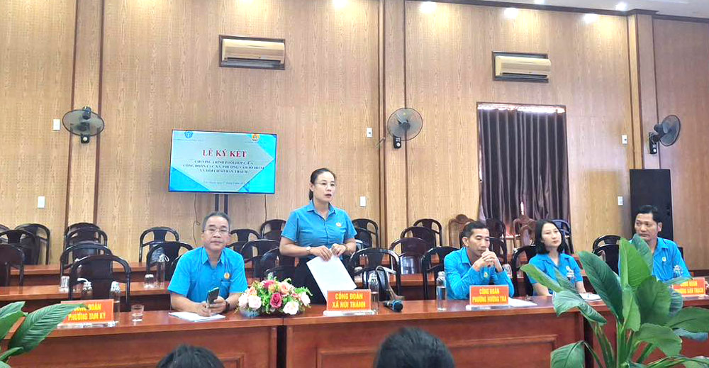 El Sindicato del barrio de Huong Tra, Tam Ky, Ban Thach firma un acuerdo de coordinación con la Seguridad Social de base de Ban Thach. Foto: Sindicato de Da Nang.