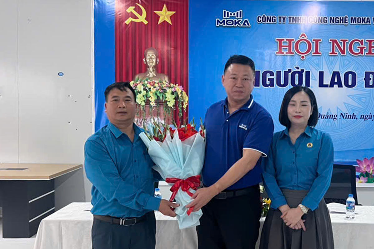 Mr. Do Van Hung (left) – Vice Chairman of the Vietnam Fatherland Front Committee, Chairman of Dong Mai Ward Trade Union presents flowers to congratulate the employee conference at MoKa Vietnam Technology Co., Ltd. Photo: Dong Mai Ward Trade Union