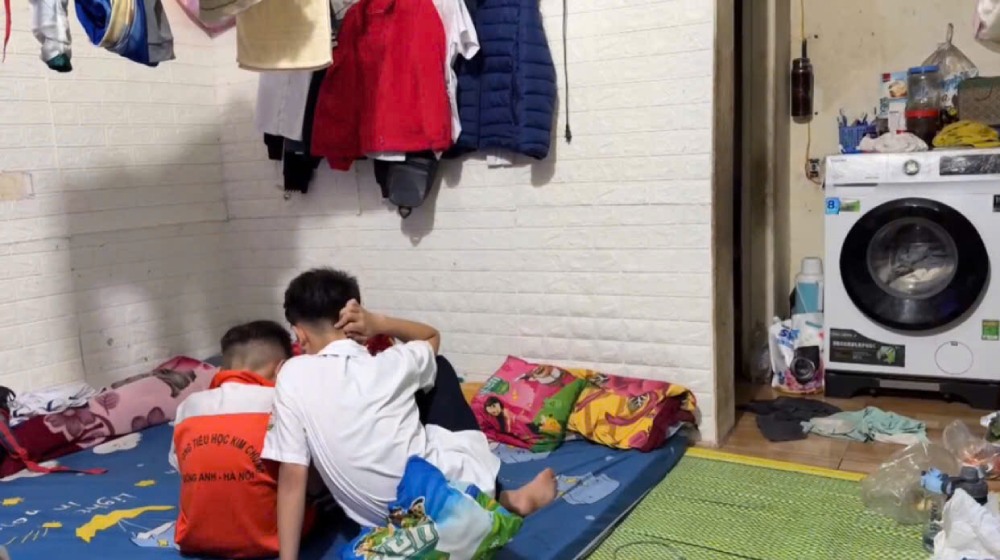 Nhiều gia đình công nhân, lao động chấp nhận cảnh một người đi làm, một người ở nhà trông con khi các con chưa thể đi học. Trong ảnh: 2 con công nhân tại Khu công nghiệp Thăng Long tự trông nhau sau giờ tan học tại phòng trọ. Ảnh: Quỳnh Chi