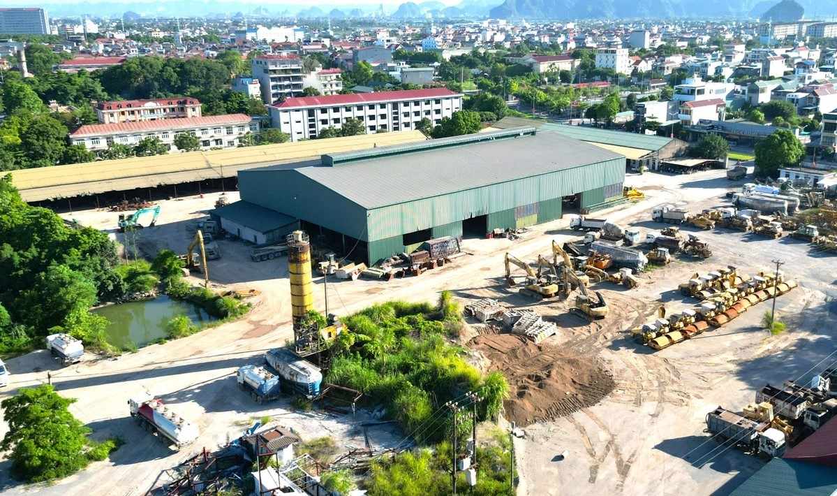 The concrete mixing station of Xuan Truong Construction Enterprise will be moved to the Ba Mao hill and Cau Thung hill area, Yen Son ward, Ninh Binh province. Photo: Dieu Anh