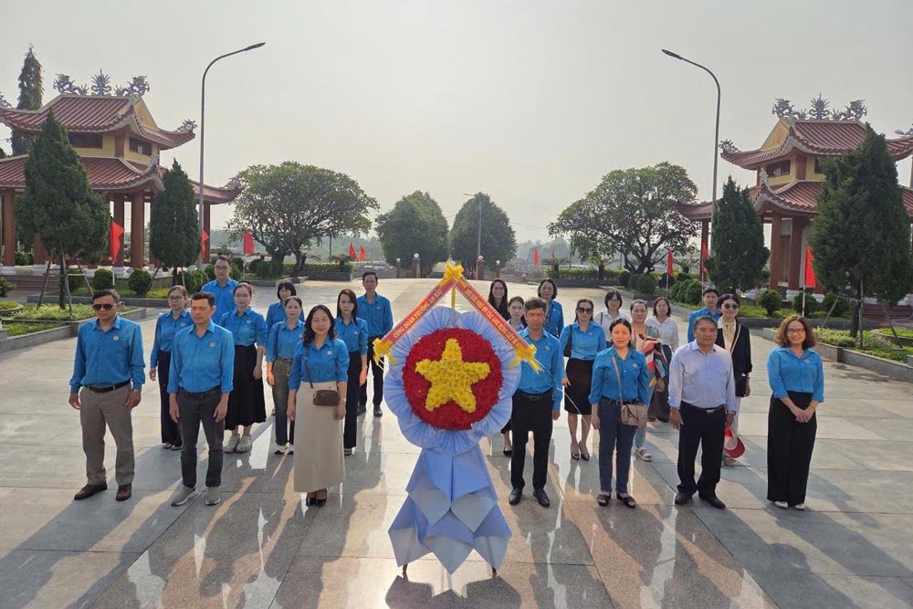 El Sindicato de An Hai ofrece incienso en memoria de los héroes mártires en el Cementerio de Mártires de la ciudad de Da Nang. Foto: Sindicato de An Hai.