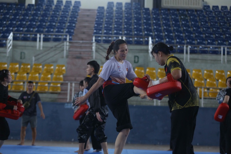 Quỳnh Chi miệt mài trên sàn tập. Ảnh: NVCC