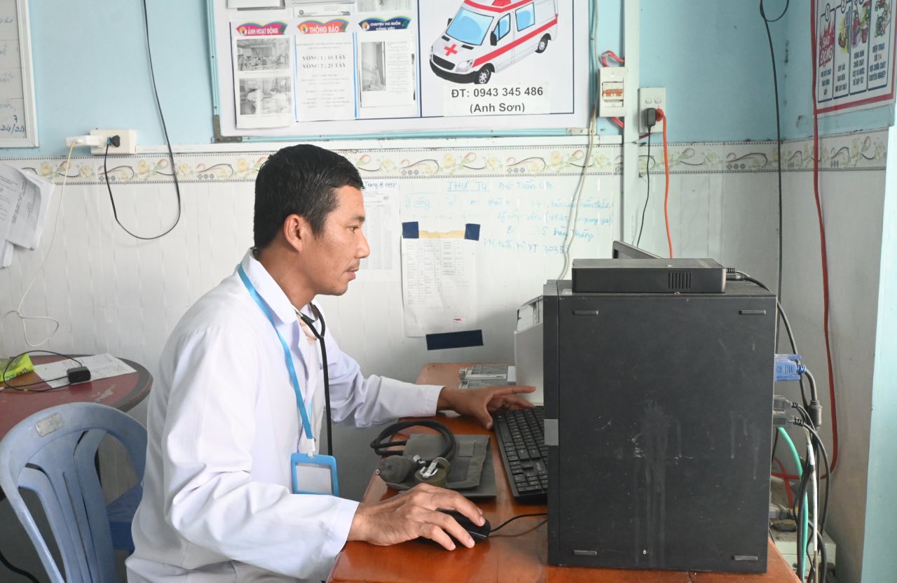 Doctor Nguyen Van Thao - Nhon Hoi Commune Health Station (An Giang province) - is on duty at the unit. Photo: Thanh Nhan