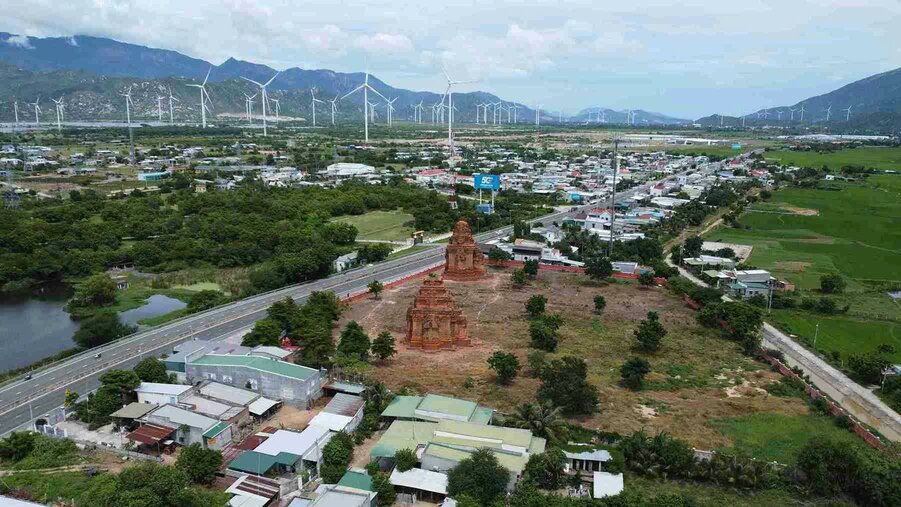 Tháp Chăm ngàn năm tuổi là một điểm nhấn đáng chú ý cho người dân và du khách đến thăm quan trọng dịp xuân. Ảnh: Hữu Long