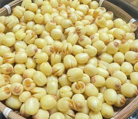 Hạt sen vàng ươm, bùi ngậy, chỉ cần sơ chế đúng cách là có thể chế biến đủ món thanh mát, bổ dưỡng. Ảnh: Ngọc Mai