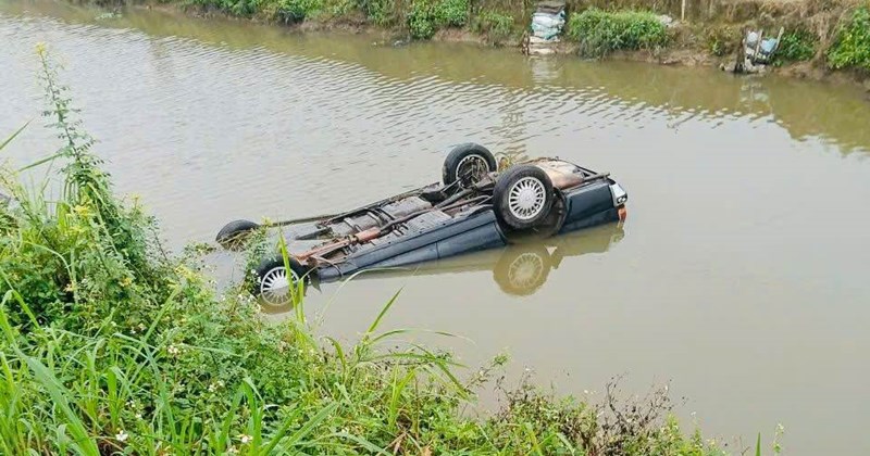 Hải Phòng: Tài xế tử vong trong xe lật dưới rãnh
