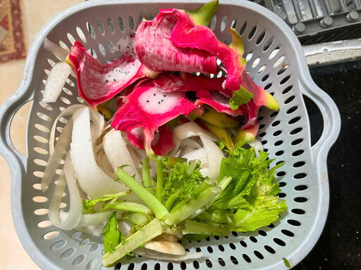 Những phần vỏ rau củ vẫn có thể tận dụng, góp phần giảm lãng phí và xây dựng lối sống xanh trong mỗi gia đình. Ảnh: Quỳnh Mai