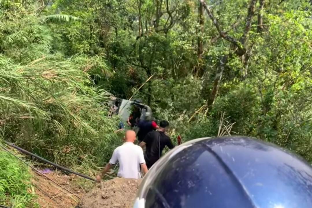A passenger car traveling from Tam Dao tourist area down the mountain plunged into a ravine, causing many injuries. Photo: Phung Thanh
