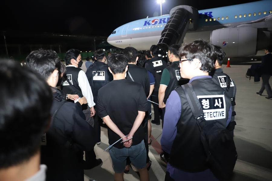 South Korean online fraud boss suspects are escorted onto a plane at Techo International Airport, Kandal province (Cambodia), October 18, 2025. Photo: Xinhua
