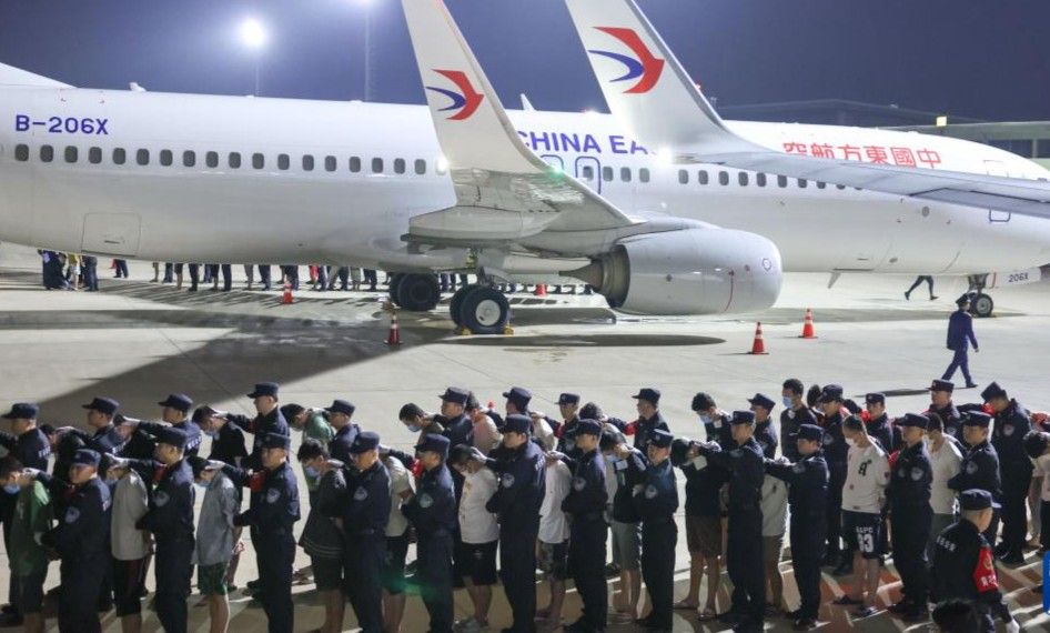 Các nghi phạm lừa đảo người Trung Quốc bị lực lượng công an áp giải về nước tại sân bay quốc tế Phnom Penh, ngày 13.4.2025. Ảnh: Xinhua