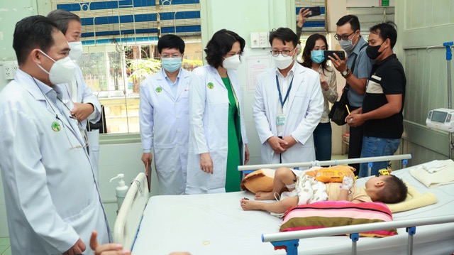 The Ministry of Health working delegation inspects the actual treatment of hand, foot and mouth disease at Children's Hospital 1 in Ho Chi Minh City. Photo: Ministry of Health