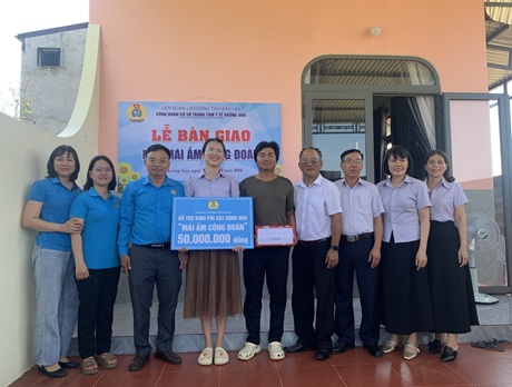 Leaders of the Dak Lak Provincial Labor Federation hand over the "Trade Union Shelter" house to union member Hoang Thi Huong. Photo: Dak Lak Trade Union