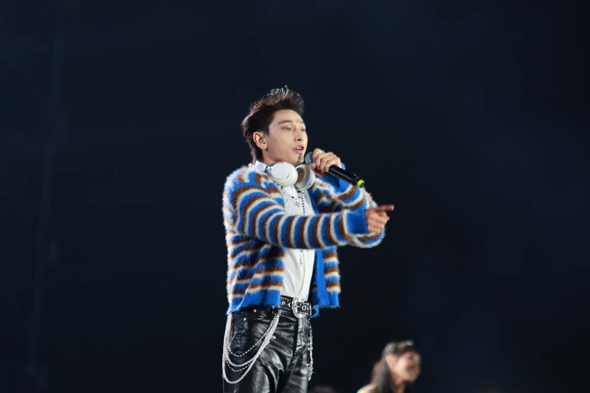 Dàn nghệ sĩ Anh trai say hi khuấy đảo sân khấu sự kiện. Ảnh: BTC