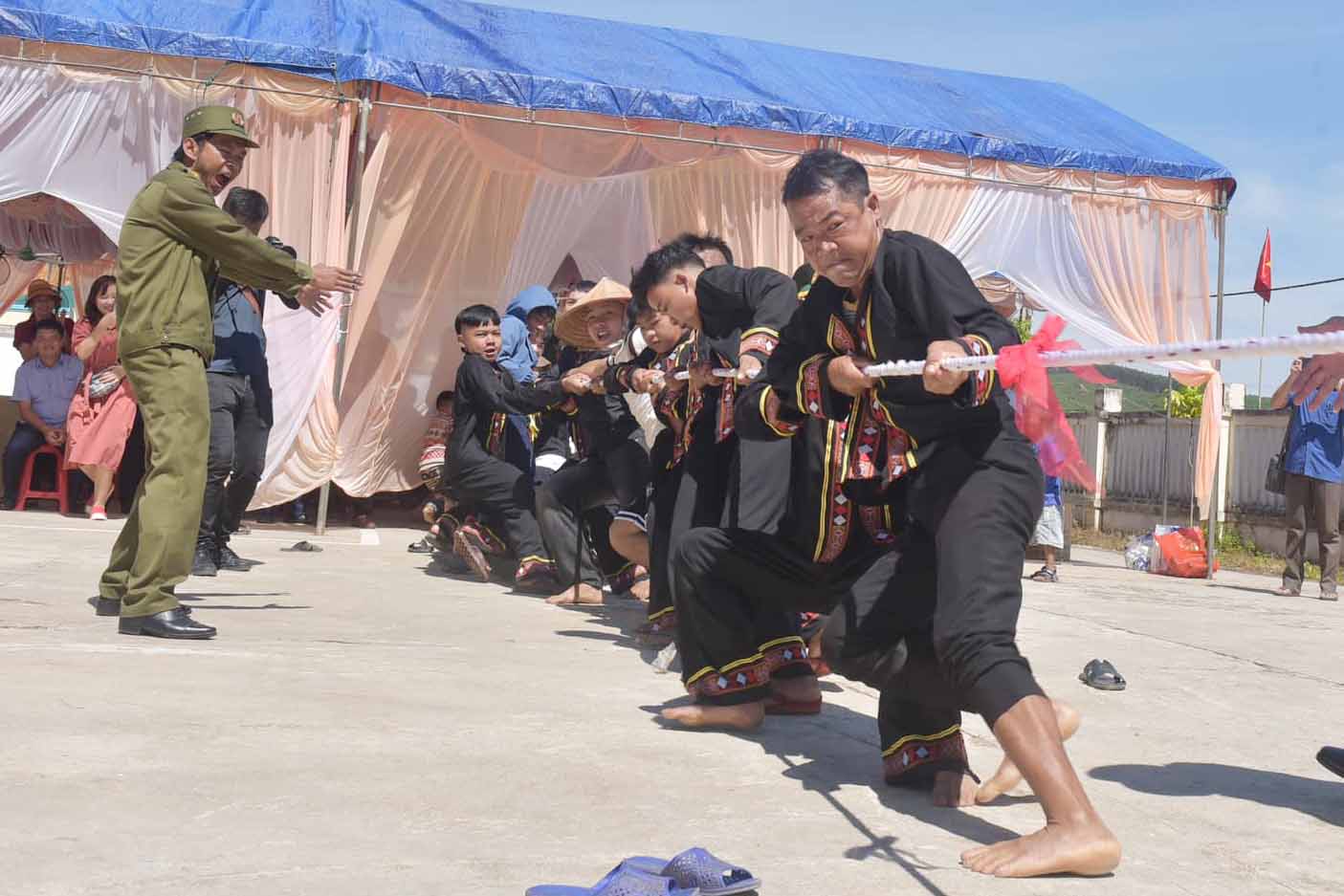 Bà con dân tộc Chứt chơi kéo co. Ảnh: Trần Tuấn