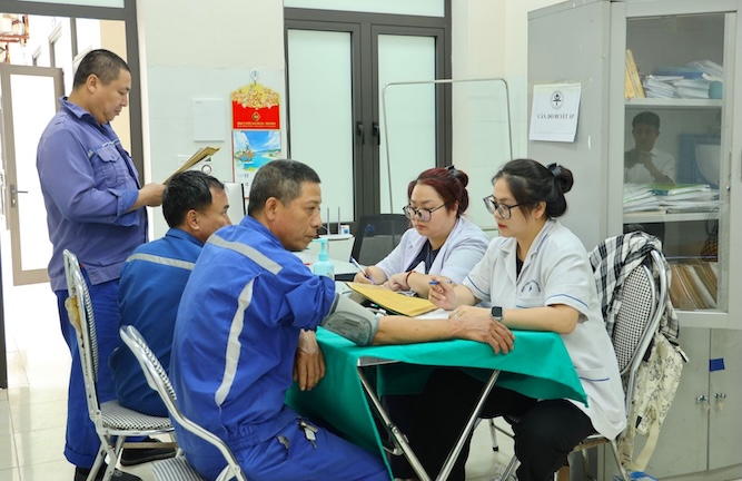 Los trabajadores de la Compañía de Selección de Carbón de Hon Gai se someten a exámenes médicos periódicos en la primera fase de 2026. Foto: Huy Hoang