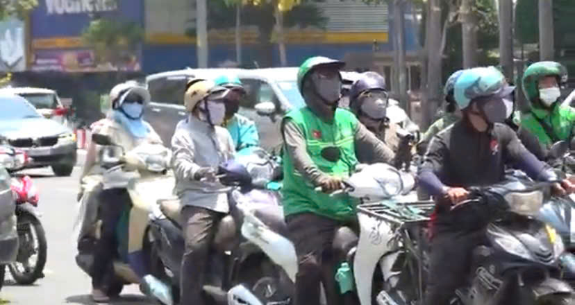 Ho Chi Minh City workers struggle to earn a living in the scorching sun. Photo: Thai Bao.