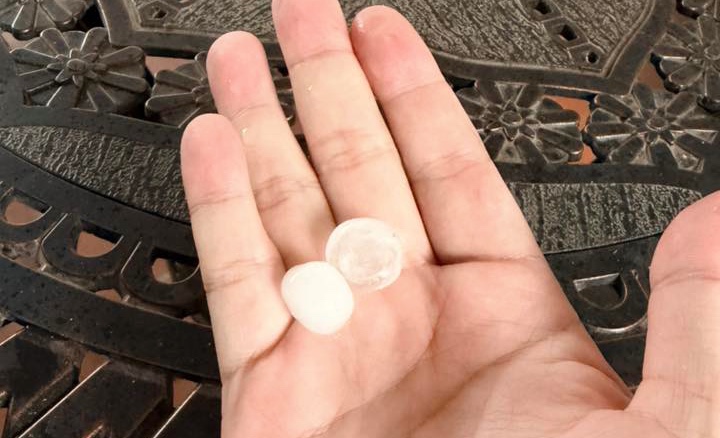 Mưa đá xuất hiện tại Sơn Tây vào chiều 29.3. Ảnh: Bùi Ngọc Sơn